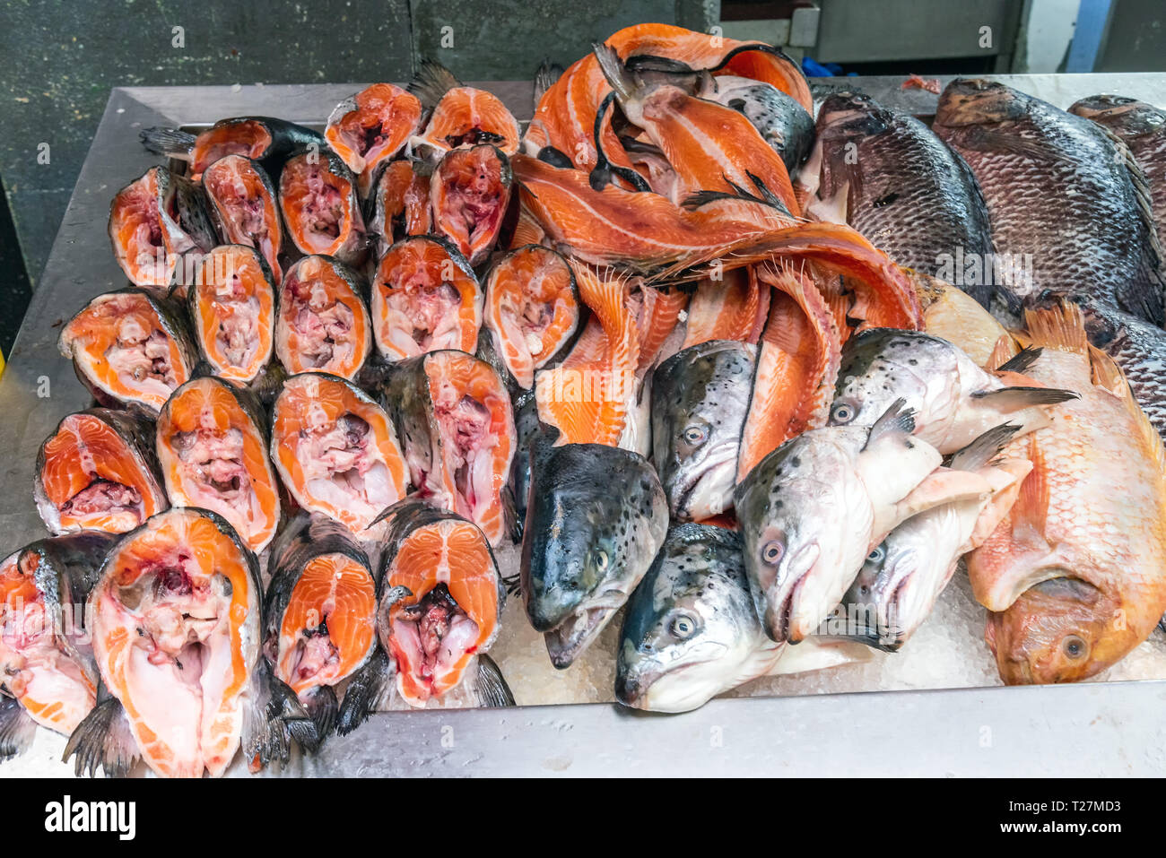 Parties de saumons à la vente à un marché Banque D'Images