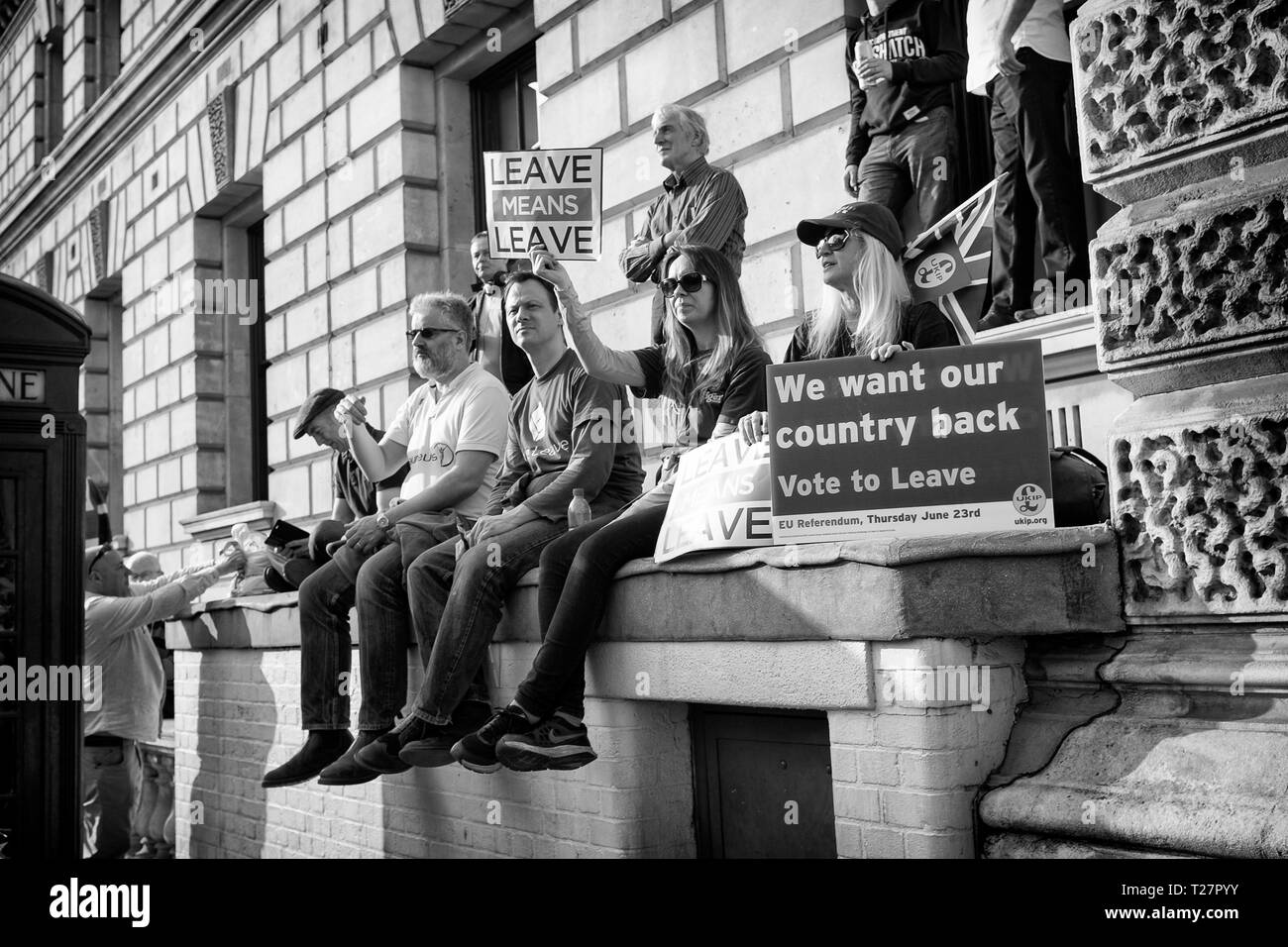 Brexit Pro 29/3/2019 Mars protestataires assis sur un mur, la place du Parlement, Westminster, Londres, UK Banque D'Images