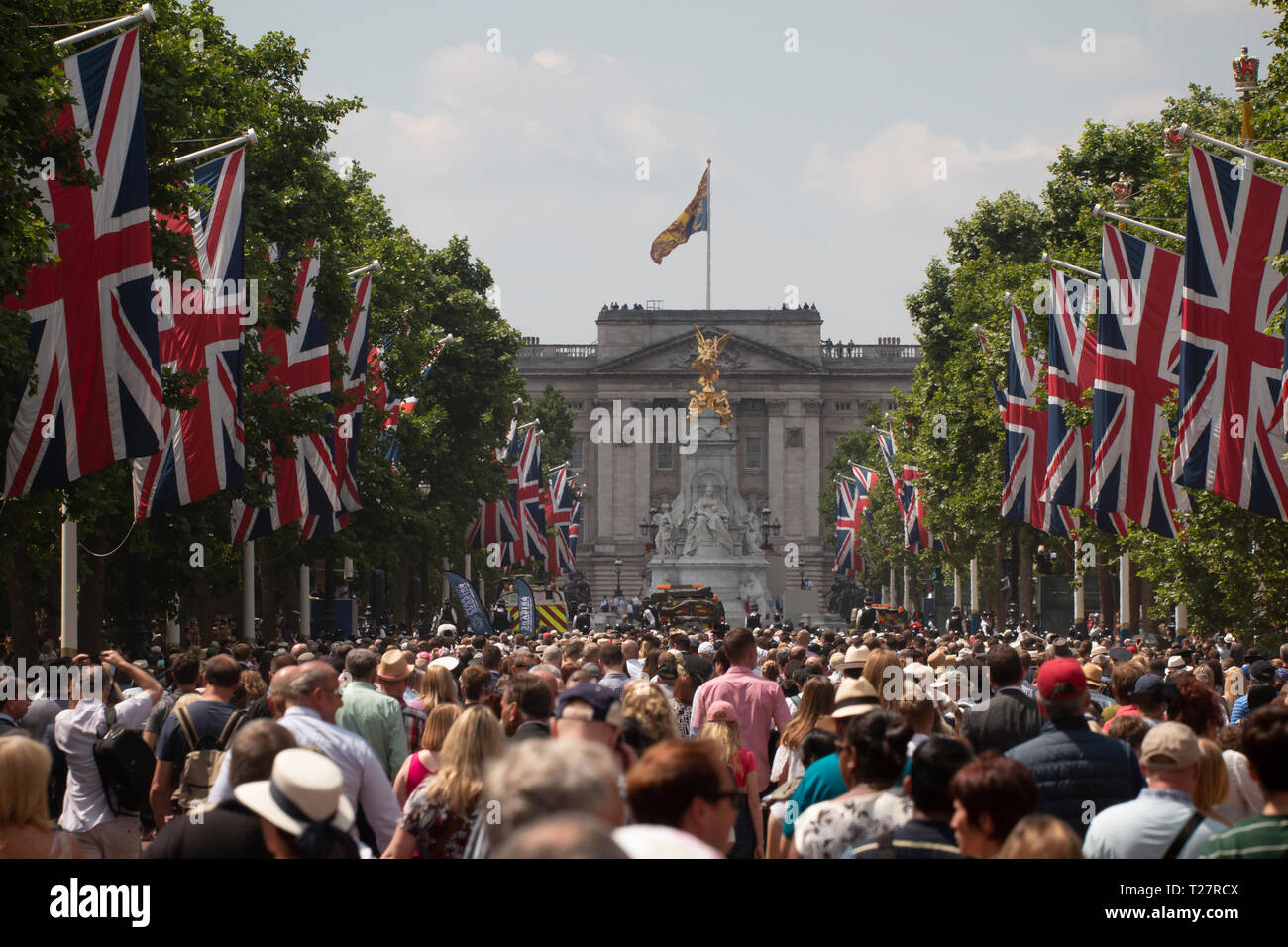 La foule jusqu'à la Mall - Défilé de l'anniversaire de la Reine. Banque D'Images