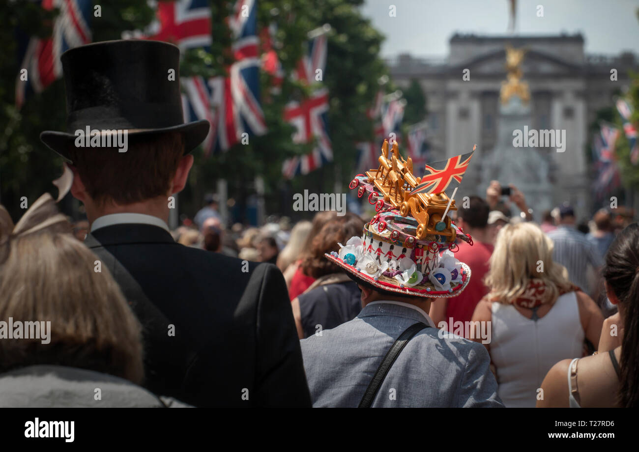 La foule jusqu'à la Mall - Défilé de l'anniversaire de la Reine. Banque D'Images