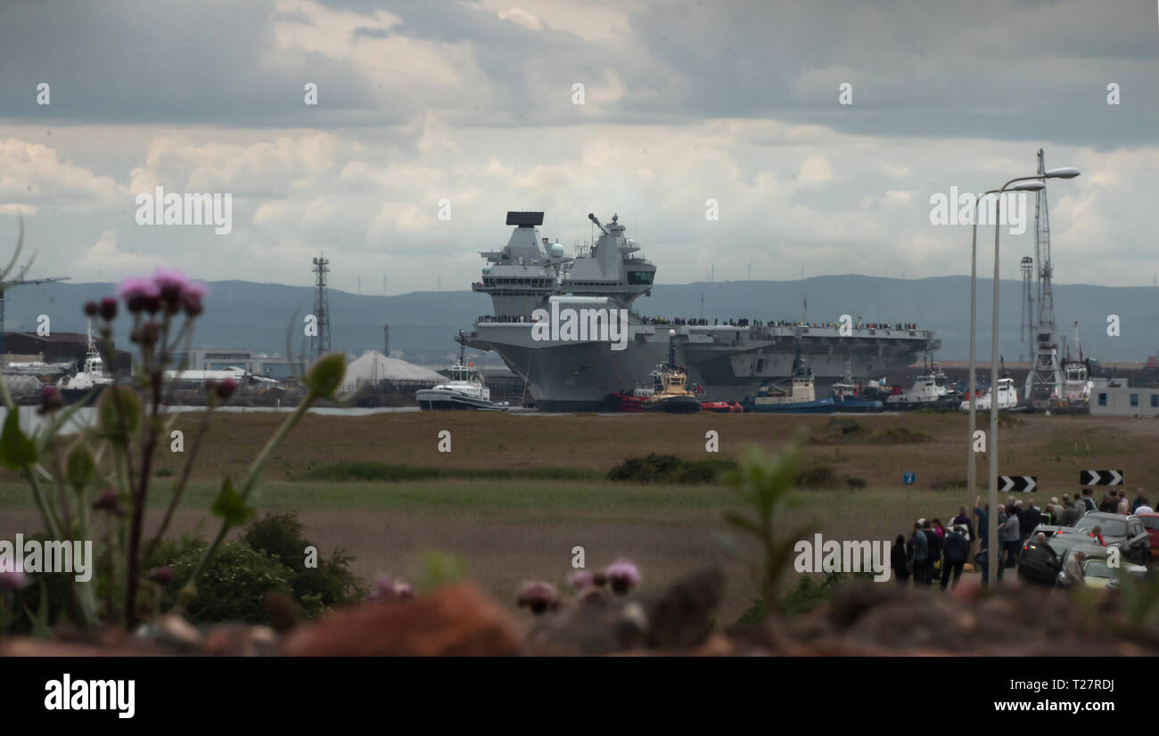 Le HMS Queen Elizabeth au départ de Rosyth Dock pour la première fois pour les essais en mer. L'Écosse. Banque D'Images