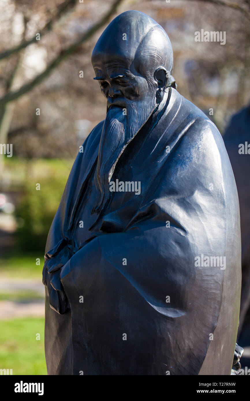 BUDAPEST, HONGRIE - Avril 2018 : Lao Tse statue au jardin de la philosophie situé au pied de la colline Gellert à Budapest Banque D'Images