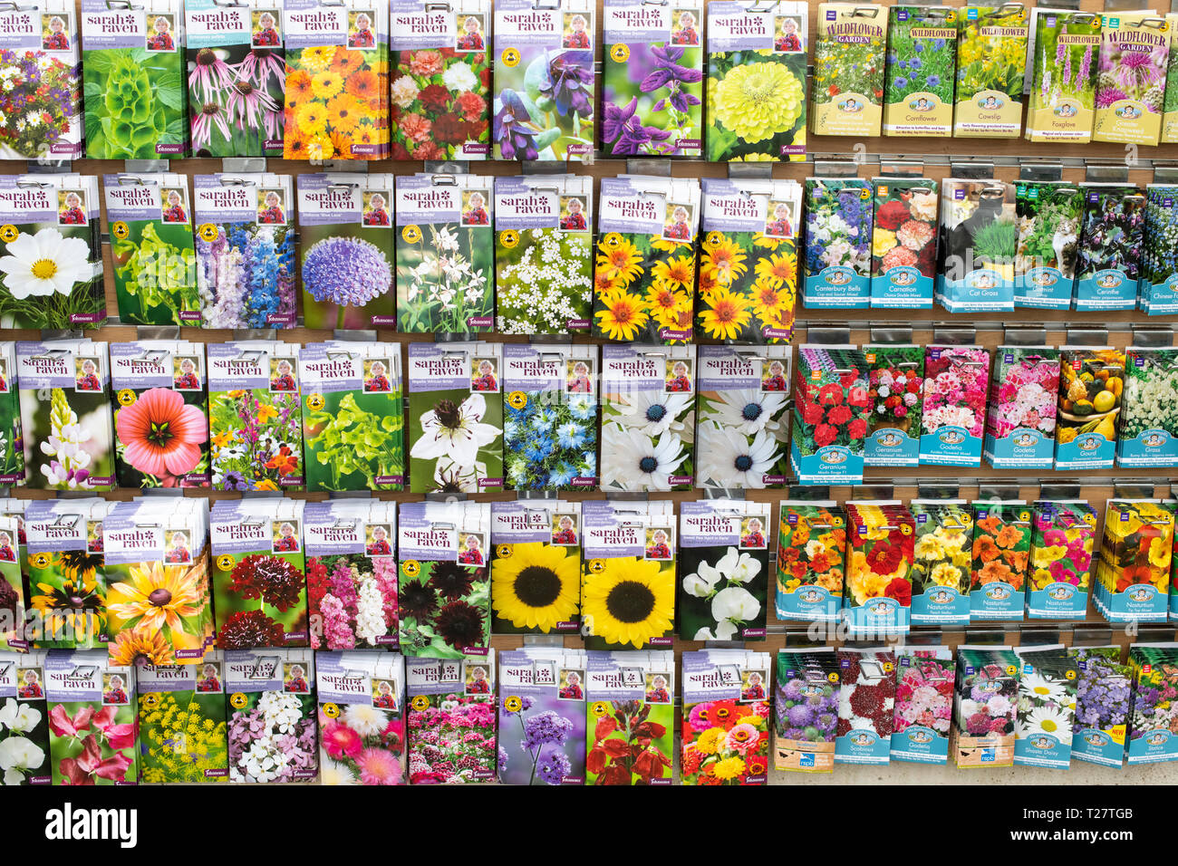 Paquets de graines de fleurs à vendre dans un centre jardin. UK Banque D'Images