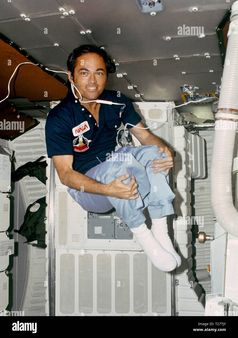 (12-14 avril 1981) --- L'astronaute Robert L. Crippen, pilote de la mission STS-1 tire parti de zéro-gravité pour effectuer des acrobaties rares sur le compartiment intermédiaire de la navette spatiale Columbia en orbite autour de la Terre. Banque D'Images