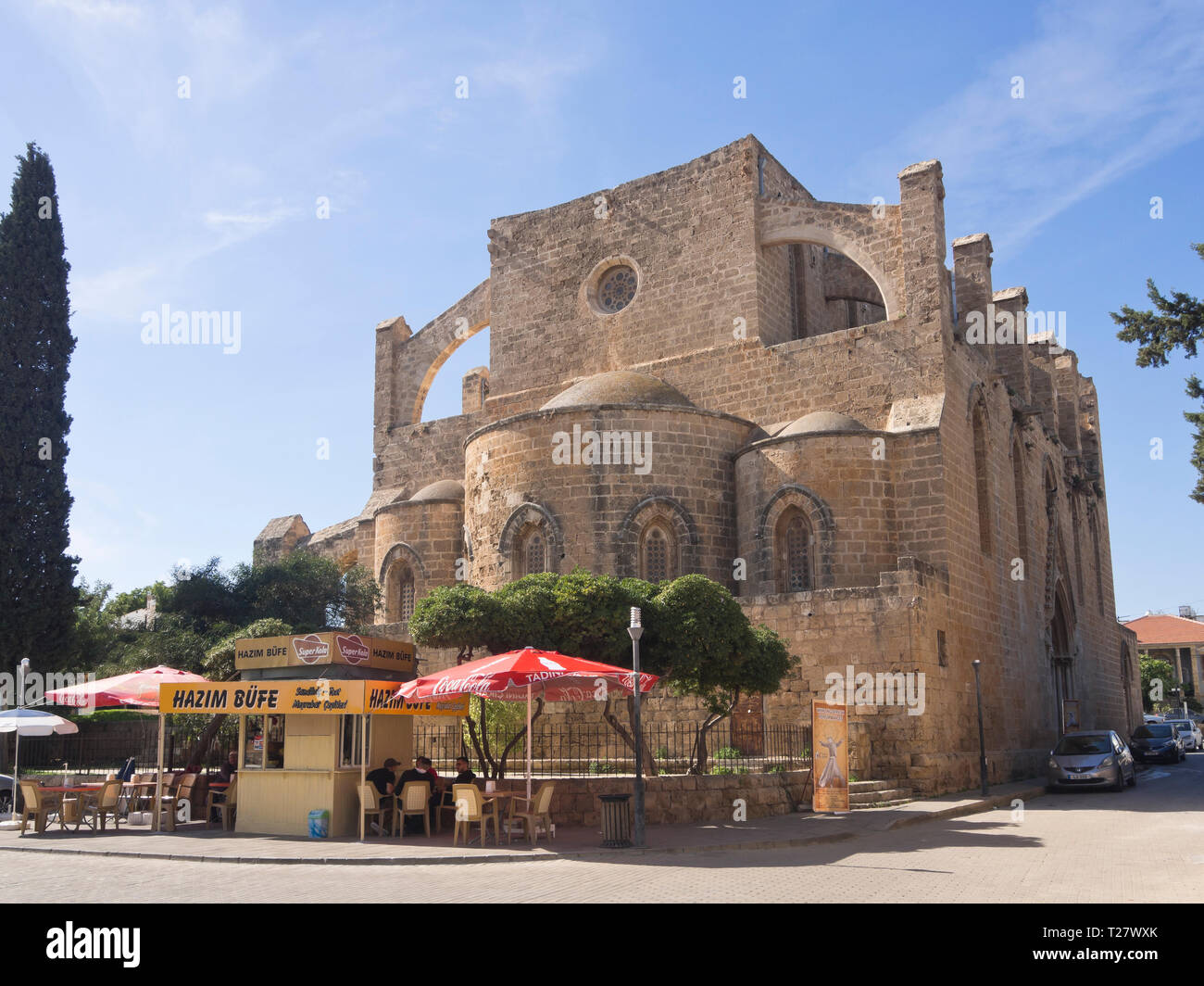 Ancienne église des Saints. Pierre et Paul du nom de Sinan Pacha Mosquée de Famagouste à Chypre, utilisé pour des concerts et d'événements avec un café en plein air Banque D'Images