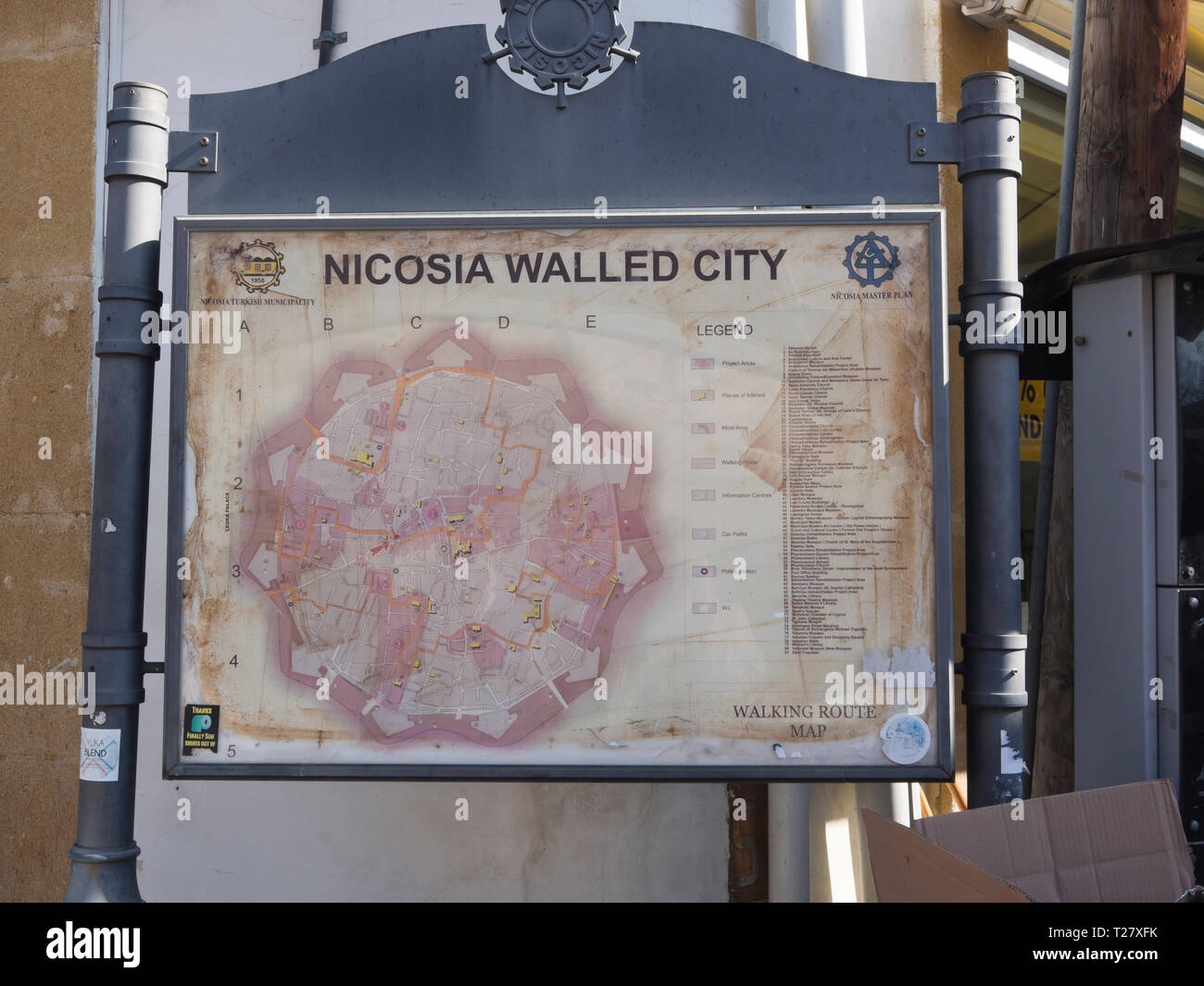 Information board avec plan de la ville historique fortifiée de Nicosie Chypre placé dans la partie nord (Turque) la moitié de la ville Banque D'Images