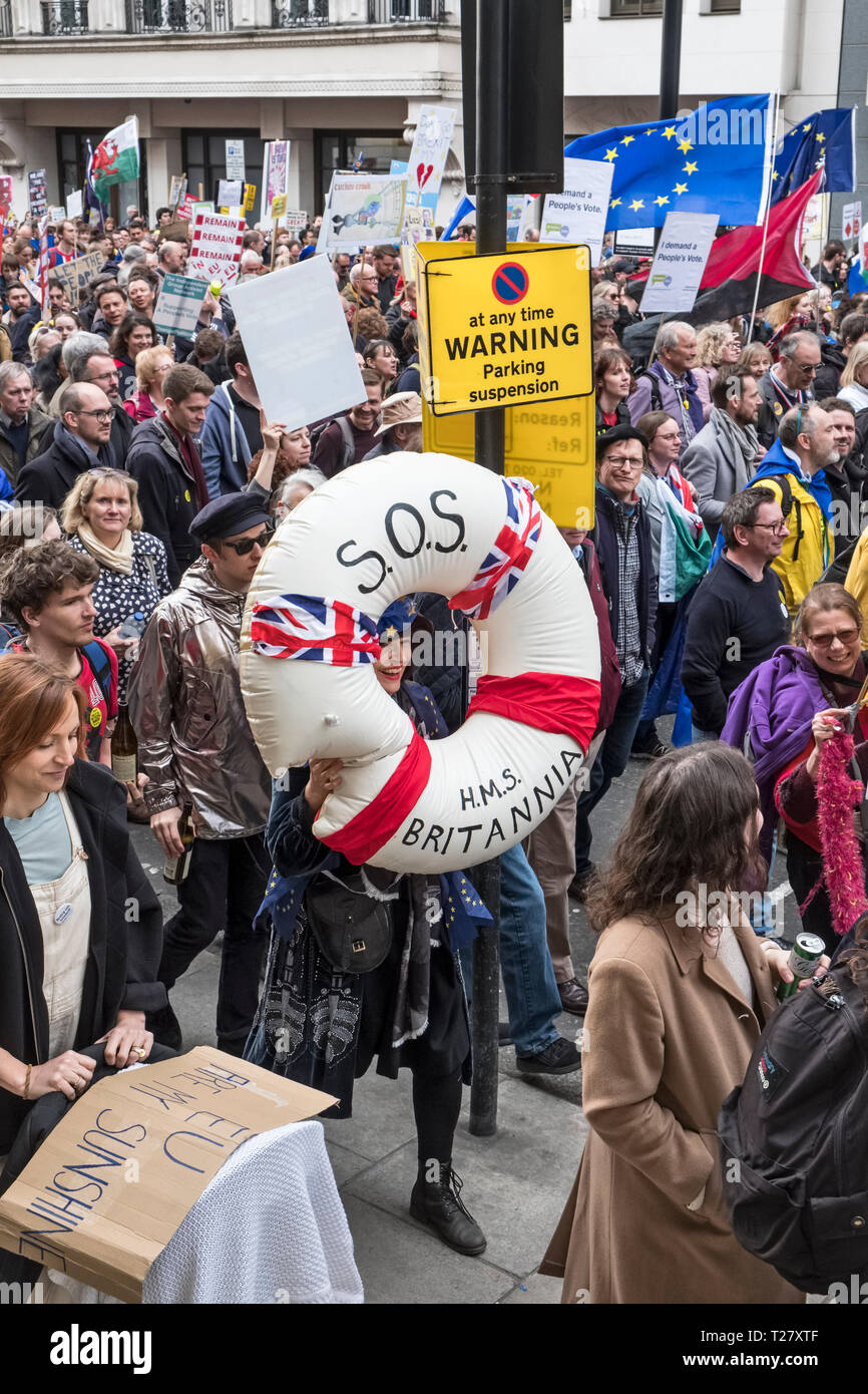 Londres, Royaume-Uni, 23 mars 2019. Un million de manifestants contre mars Brexit et à l'appui d'un second référendum. Un manifestant portant une bouée géante Banque D'Images