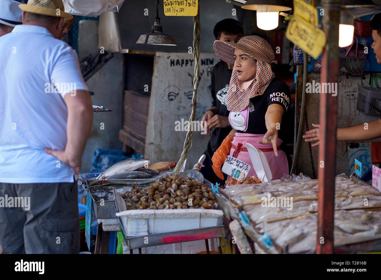 Marché alimentaire de la Thaïlande vendeur. Marché de fruits de mer thaï, Bangkok, Thaïlande, Asie du Sud-Est Banque D'Images