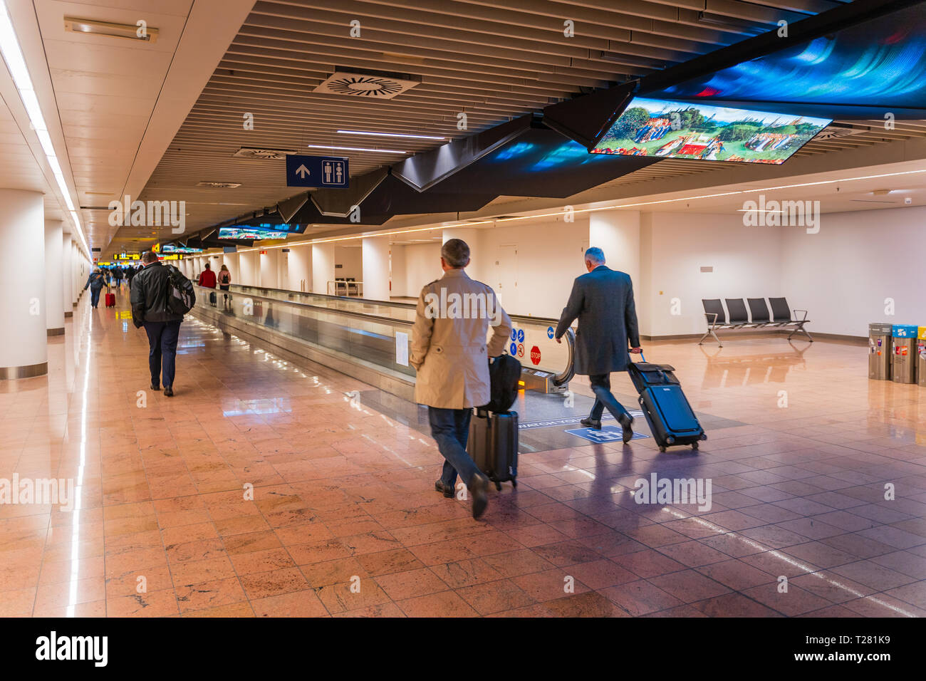 Bruxelles, Belgique, mars 2019 l'aéroport de Bruxelles, les gens vont pour les contrôles douaniers dans long couloir avec tapis roulant, zone d'arrivée Banque D'Images