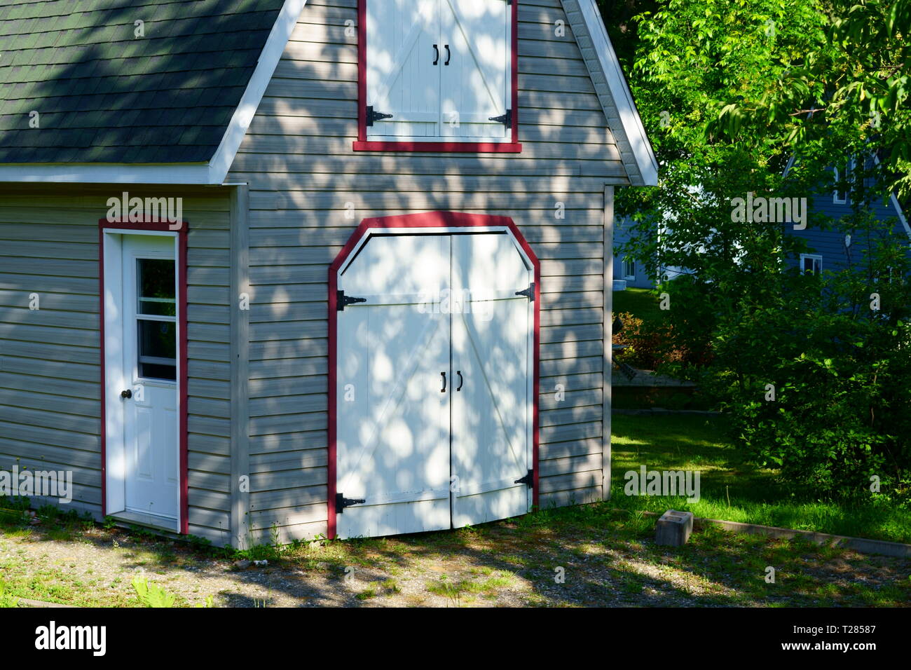 Petite grange dans la cour. Portes blanches. Banque D'Images