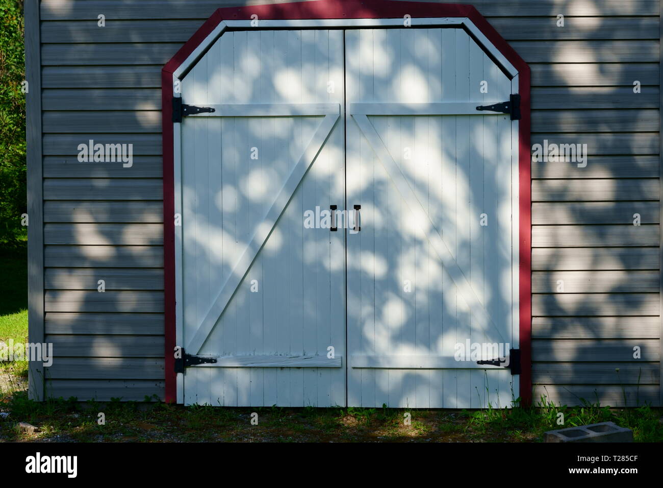 Petite grange dans la cour. Portes blanches. Banque D'Images