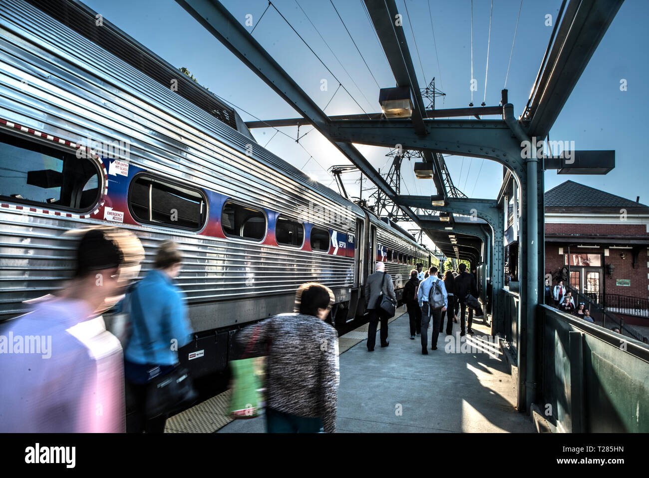 Les banlieusards de descendre d'un train à Manayunk Philadelphia PA Banque D'Images