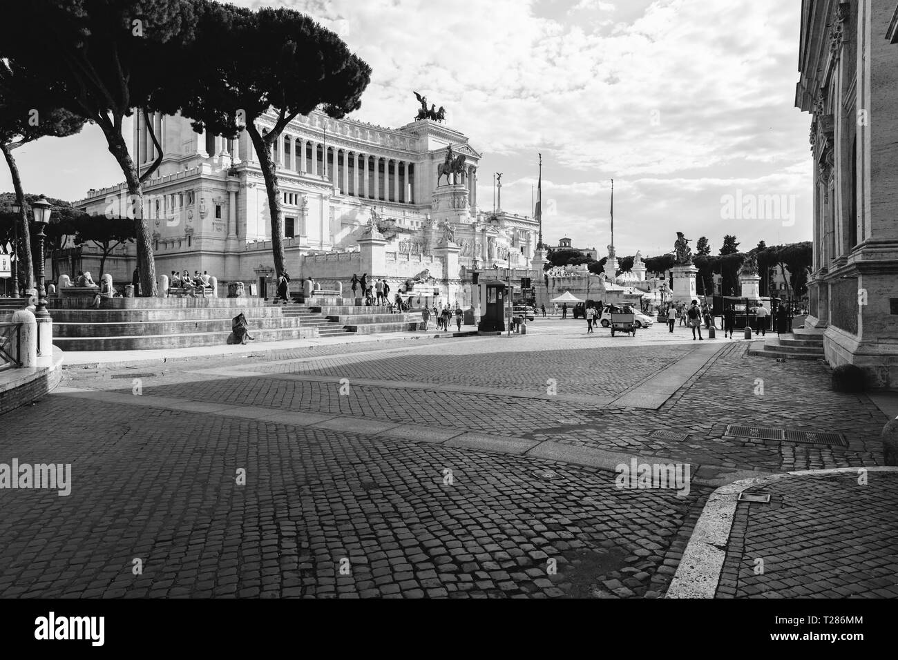 Rome, Italie - 19 juin 2018 : vue panoramique vue avant du musée le monument de Vittorio Emanuele II, également connu sous le nom de Altare della Patria ou Vittoriano sur P Banque D'Images