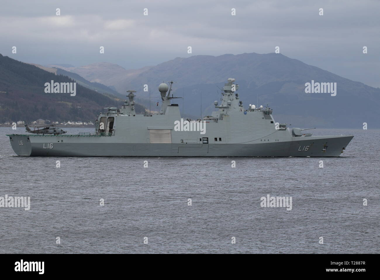 KDM Absalon (L16), un Absalon-class et de soutien navire exploité par la Marine royale danoise, à son arrivée pour l'exercice Joint Warrior 19-1. Banque D'Images