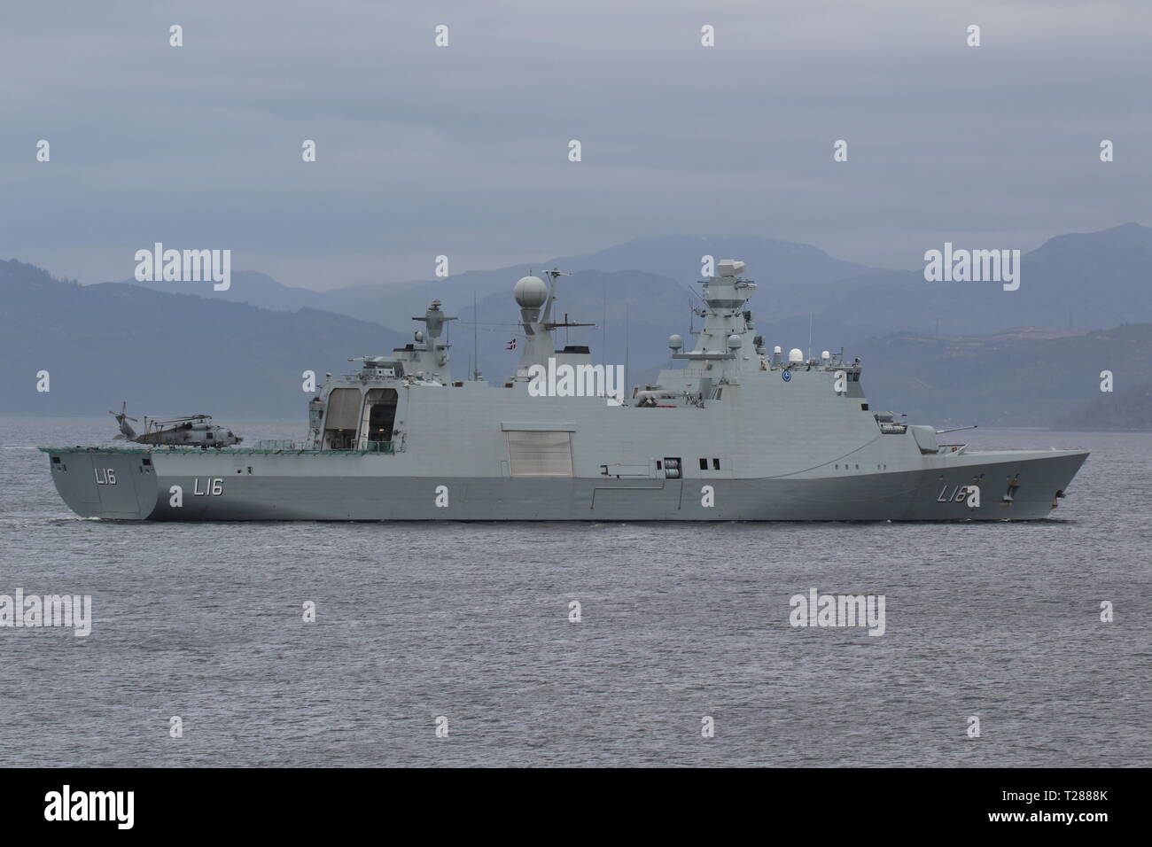 KDM Absalon (L16), un Absalon-class et de soutien navire exploité par la Marine royale danoise, à son arrivée pour l'exercice Joint Warrior 19-1. Banque D'Images