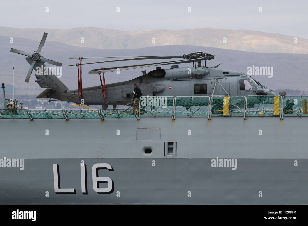 N-976, le Sikorsky MH-60R Seahawk exploités par la Marine royale danoise, à bord d'Absalon KDM à l'arrivée au cours de l'exercice Joint Warrior 19-1. Banque D'Images