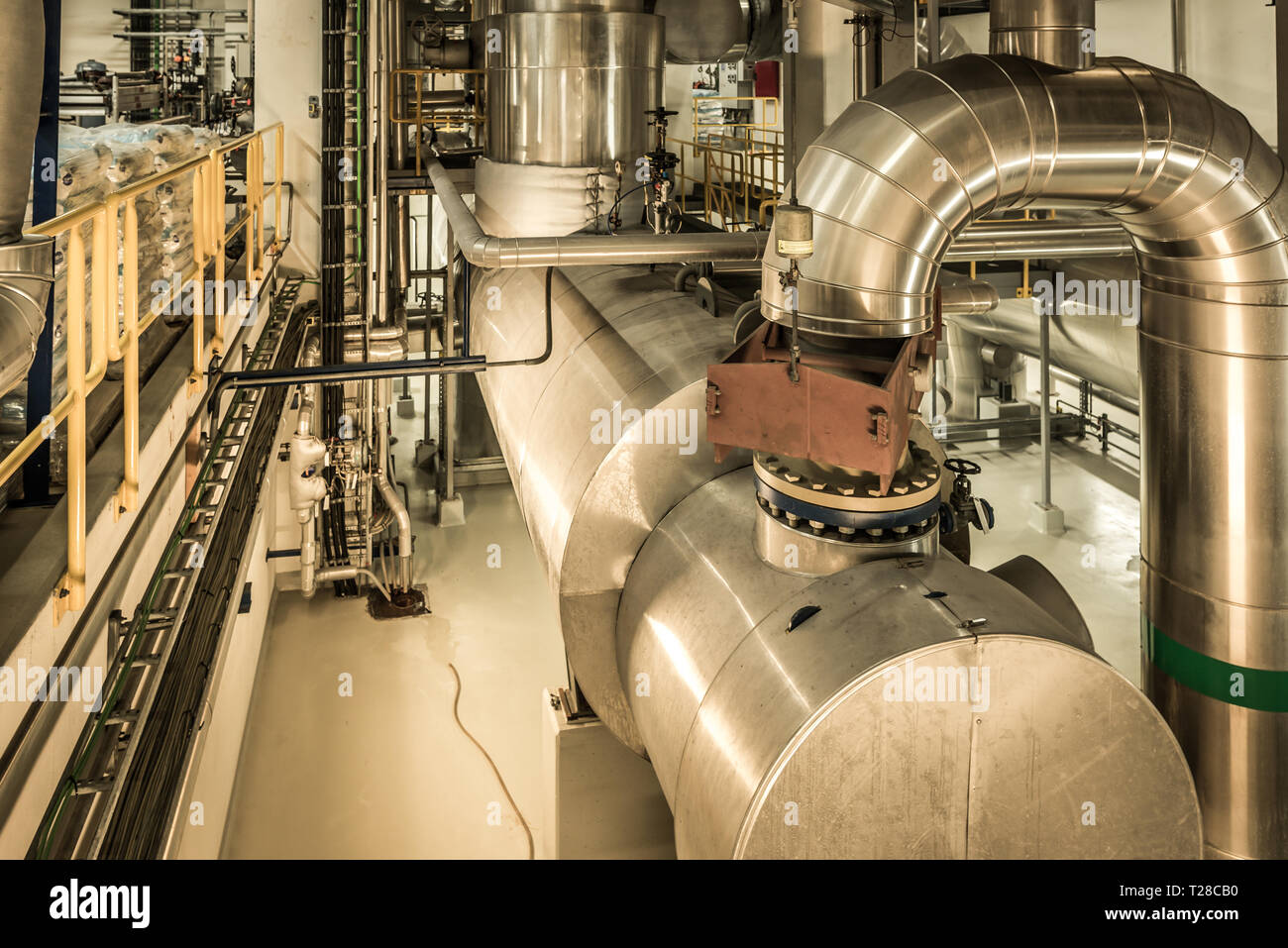 Tuyaux en acier brillant et des citernes à l'intérieur de l'usine de Roskilde, une centrale thermique au Danemark, le 21 mars, 2019 Banque D'Images