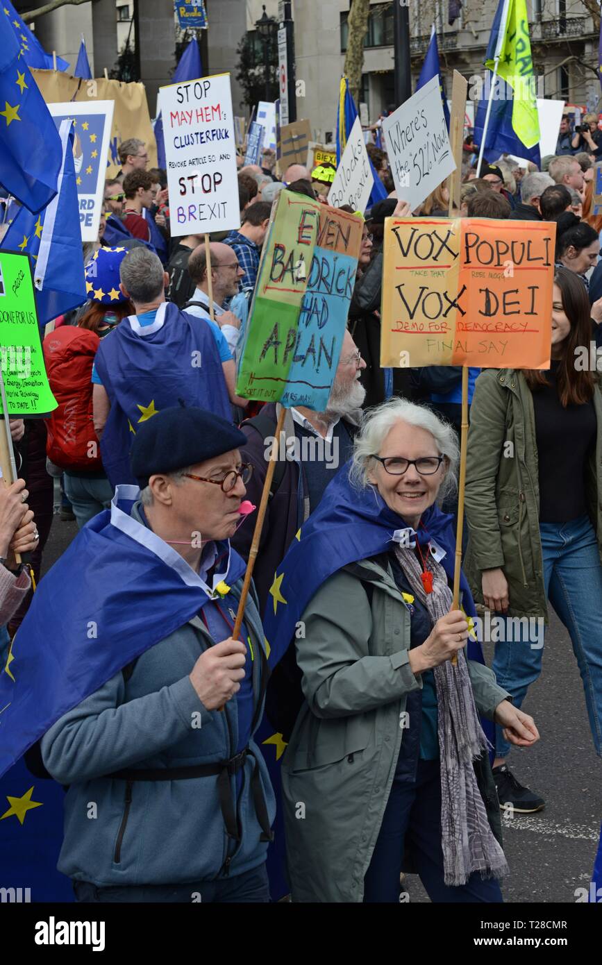 Londres, Royaume-Uni, 23 mars 2019. Une femme est titulaire d'une plaque en latin à un Brexit en mars l'appui d'un second référendum sur l'adhésion à l'UE Banque D'Images
