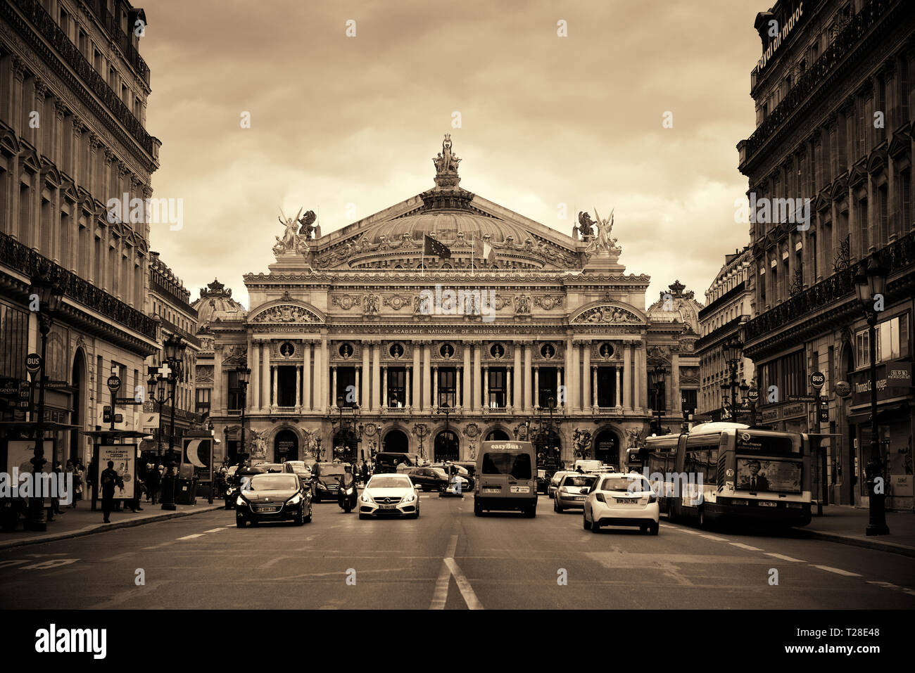 Avec l'Opéra de Paris rue que la ville célèbre attraction touristique et historique. Banque D'Images