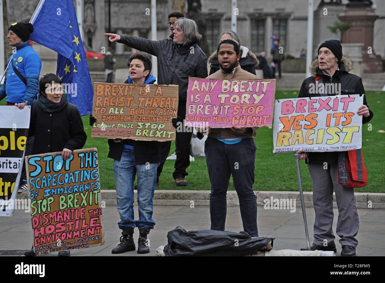 Rester et de lutte contre les militants racistes tenir des pancartes en place du Parlement, Westminster pour le Parlement de donner son vote le 15 janvier 2019 Banque D'Images