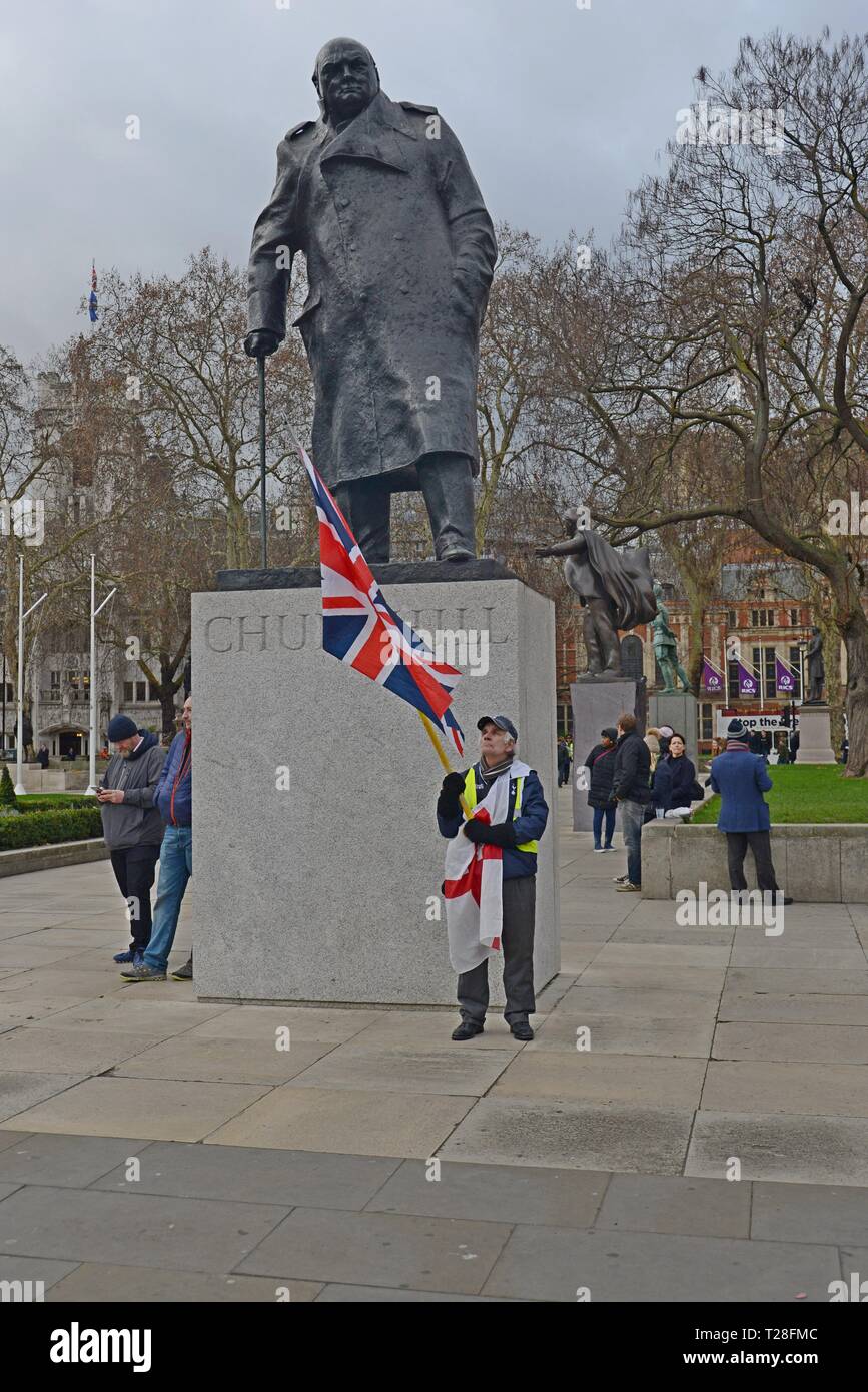 Un Brexit pro gilet jaune se manifestant par la statue de Winston Churchill au Parlement de Westminster, le 15 janvier 2019 Banque D'Images