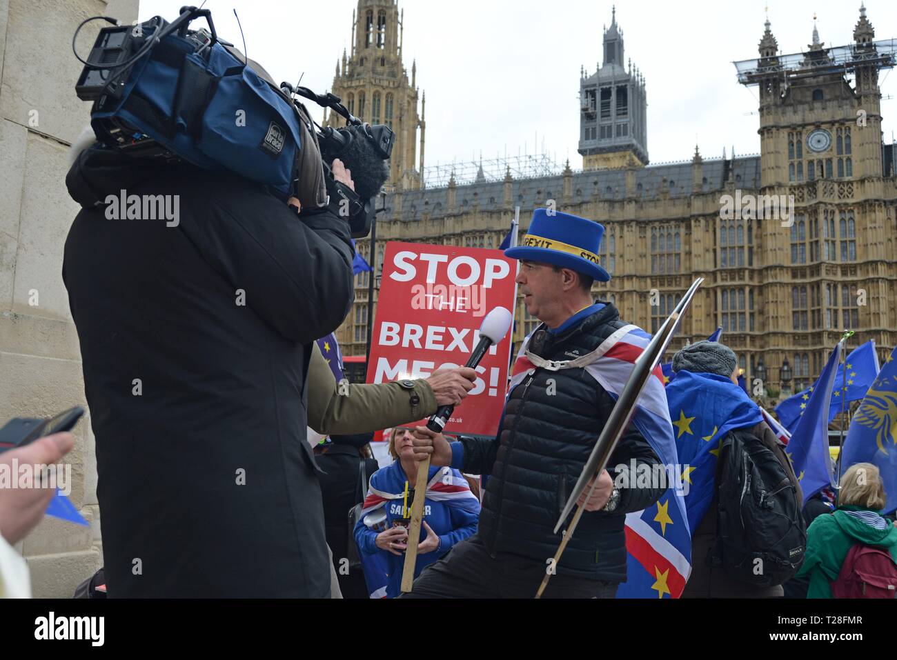 Militant de l'Union européenne demeurent Steve Bray d'être interviewé par une équipe de caméras de télévision à l'extérieur du Parlement sur le vote utile 15e jour de janvier 2019 Banque D'Images