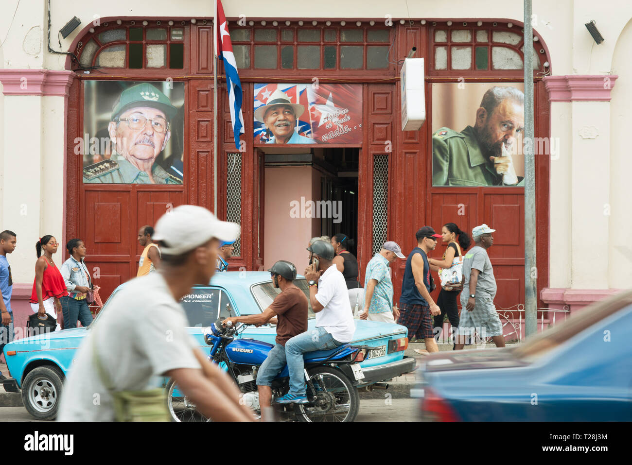 Images de Fidel et Raul Castro sur la façade d'un immeuble à Santiago de Cuba Banque D'Images