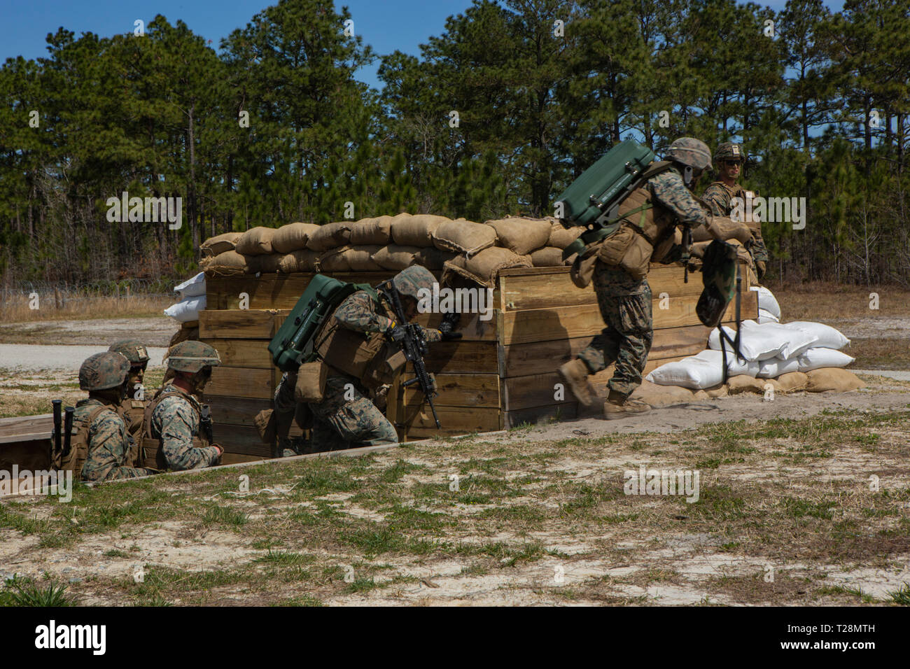 Les Marines américains avec 2e Bataillon de Génie de Combat (2e CCS), 2e Division de marines, rush sur un objectif tout en menant avec infractions Mines Obstacle violer (APOBS Système) pendant 2ème champ CEB Exercice 2 sur Camp Lejeune, en Caroline du Nord, le 27 mars 2019. APOBS aux manoeuvres en toute sécurité à travers champs avec des mines terrestres pour assurer l'état de préparation de la mission et l'efficacité au combat. (U.S. Marine Corps photo par Lance Cpl. Nathaniel Q. Hamilton) Banque D'Images