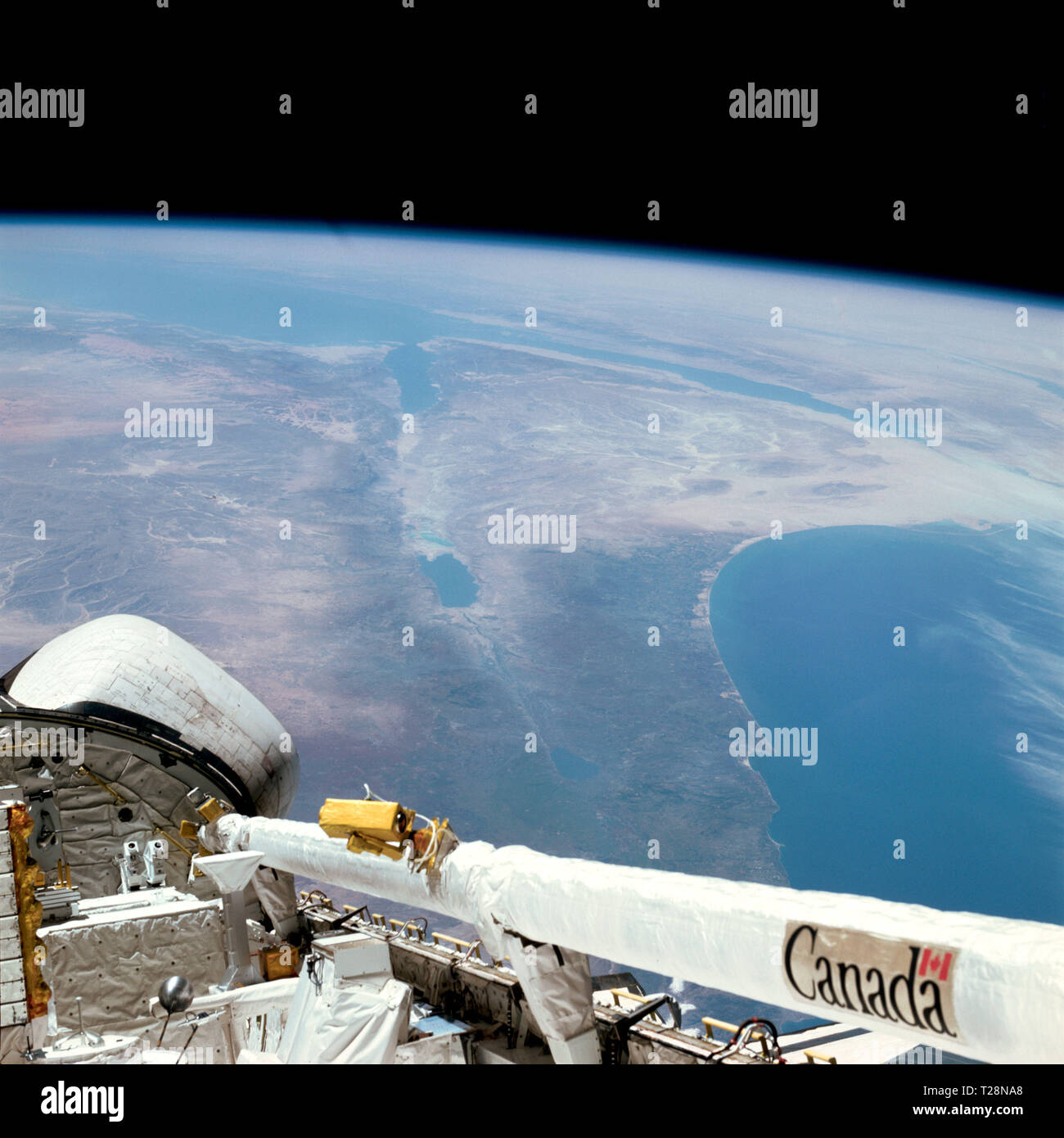 (22-30 mars 1982) --- un 70mm hors-la-fenêtre vue montrant l'Israël, la Mer Morte, la Mer de Galilée, le Jourdain, le Sinaï, la Jordanie, la mer Rouge et l'Egypte (en arrière-plan). Reposé Remote Manipulator System (RMS) arm et une partie de la section arrière de la navette spatiale Columbia en premier plan. Banque D'Images