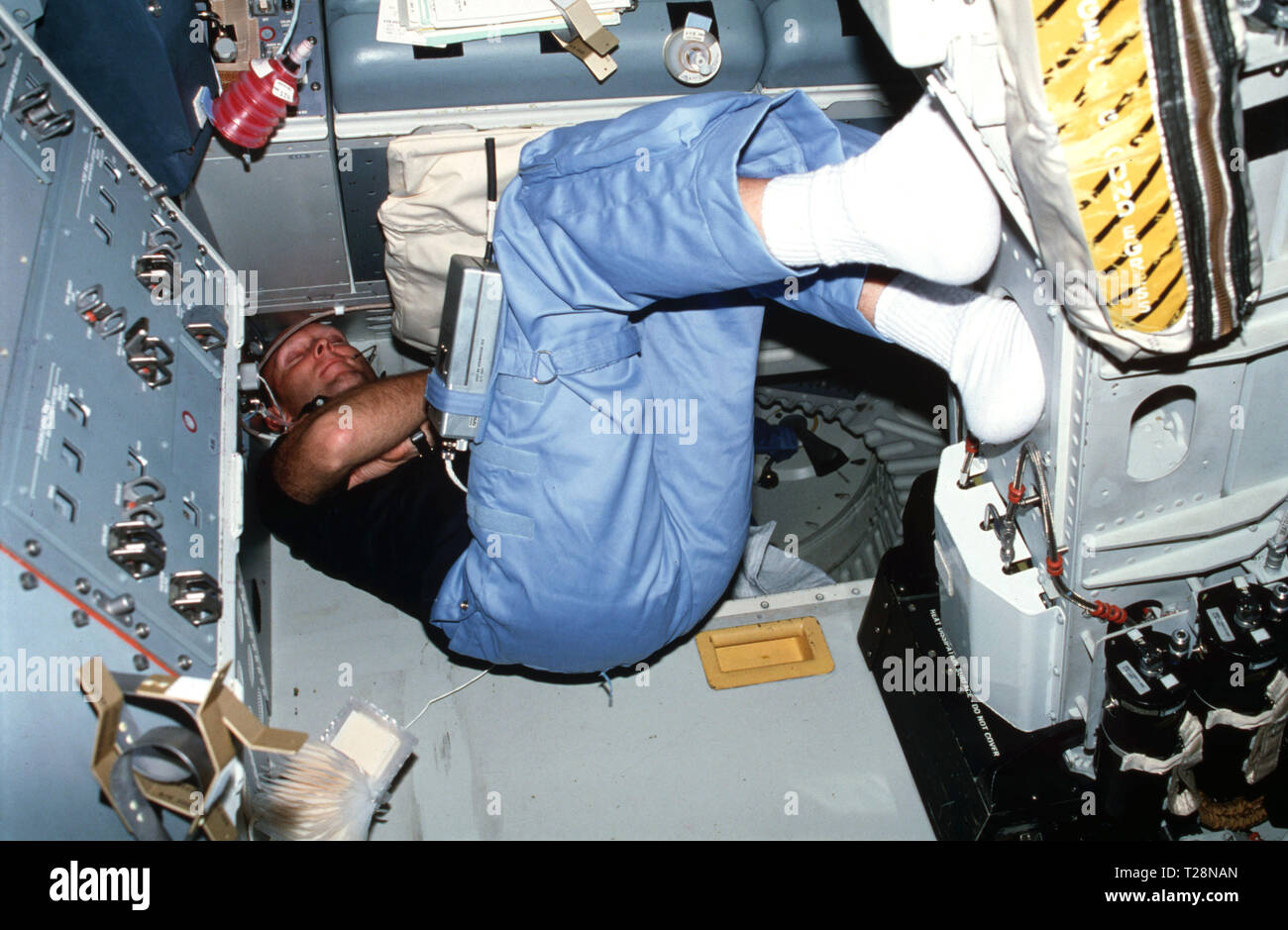 (24 mars 1982) --- L'astronaute Gordon Fullerton, pilote de la mission STS-3, le port de communication kit mini-assemblée HDST (casque), capacité de pilotage arrière reposant son dos contre le sol et ses pieds contre le siège éjectable du commandant (S1). Banque D'Images