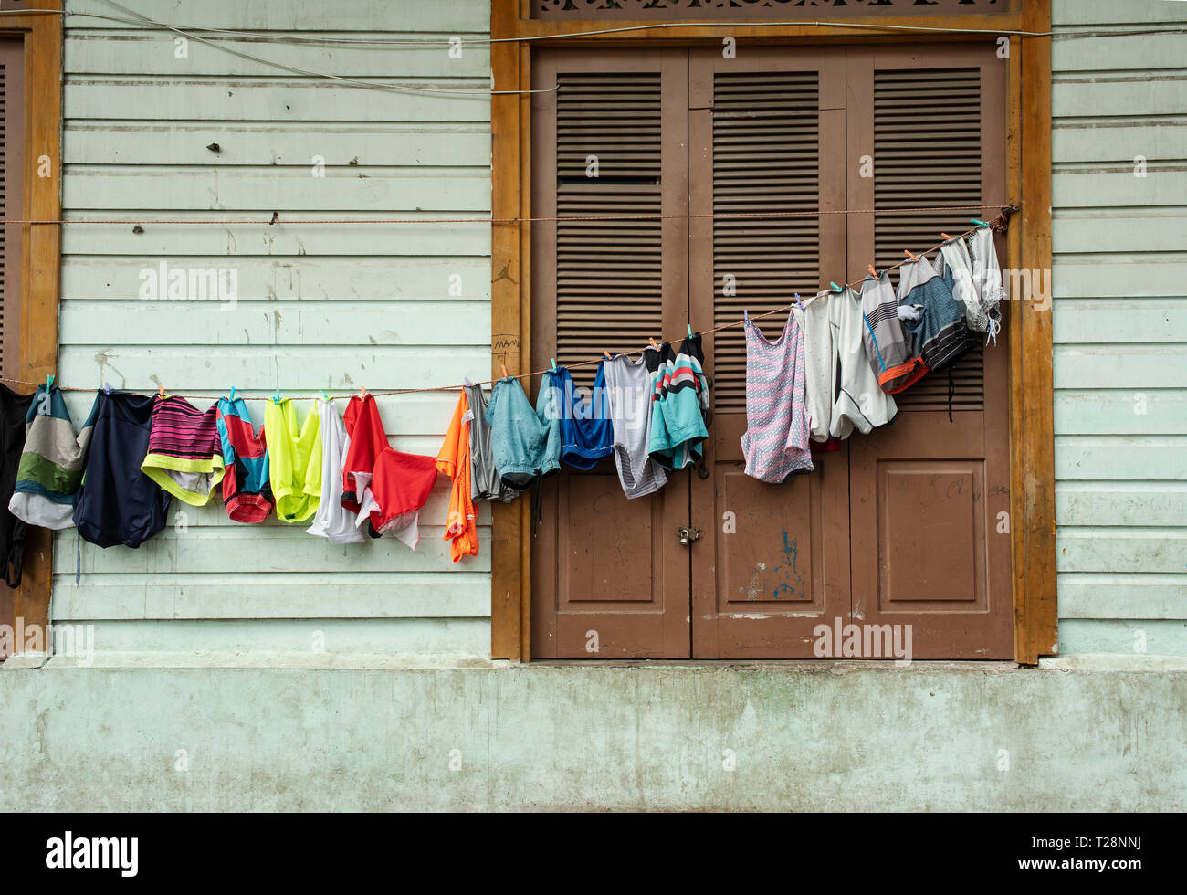 Le séchage des vêtements sur une corde à l'extérieur d'un vieux bâtiment résidentiel. Casco Viejo (vieille ville), la ville historique de la ville de Panama, Panama. Oct 2018 Banque D'Images
