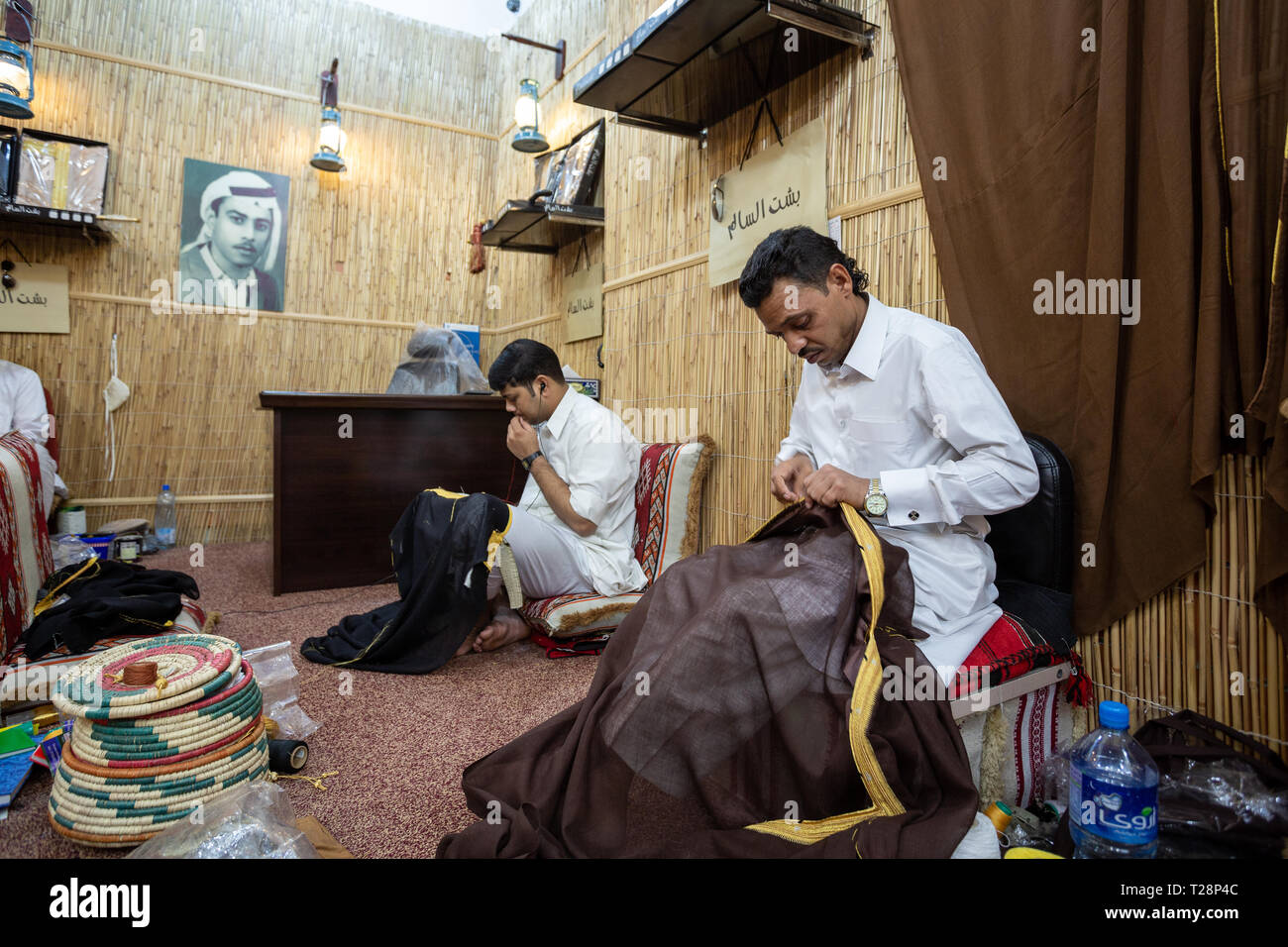 DOHA, QATAR - 22 septembre 2014 : tailleurs professionnels à Doha, Souq Waqif boutique de tailleur pour hommes Banque D'Images