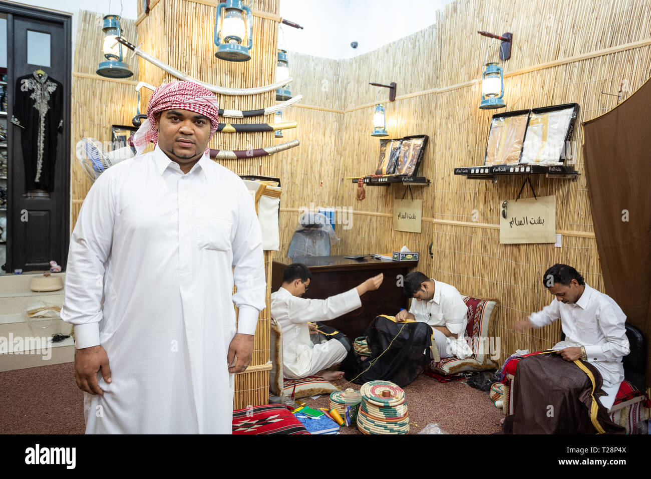 DOHA, QATAR - 22 septembre 2014 : les jeunes et adapter son équipage à Souq Waqif, Doha Qatar tailleur Banque D'Images