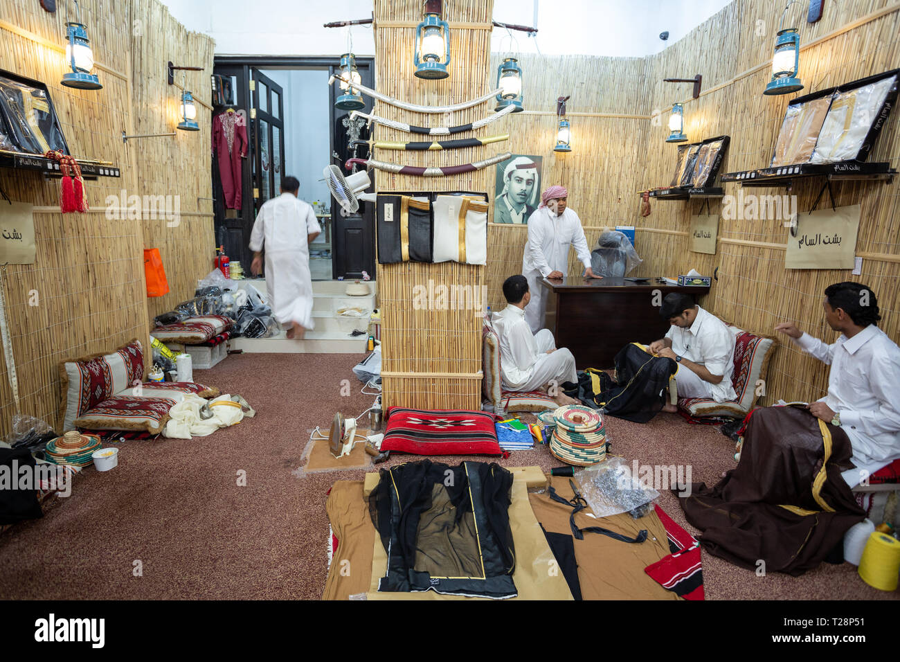 DOHA, QATAR - 22 septembre 2014 : l'Arabe boutique de tailleur pour hommes vêtements et de la mode Banque D'Images