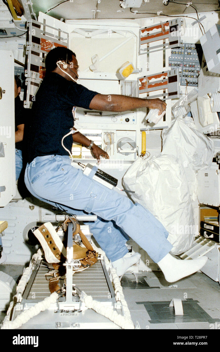 S84-27204 (3-11 février 1984) --- L'astronaute Ronald E. McNair, STS 41-B spécialiste de mission, se prépare à monter à bord de l'éléments de repas en orbite autour de la terre de la navette Challenger. La cuisine est située au milieu du pont. Le nombre d'articles dans le domaine comment occupé des signaux qu'il est. Plus tard, le docteur McNair est décédé le 28 janvier 1986 sur son prochain vol spatial STS 51-L lorsque la navette spatiale Challenger a explosé après le lancement du Centre spatial Kennedy, en Floride. Banque D'Images