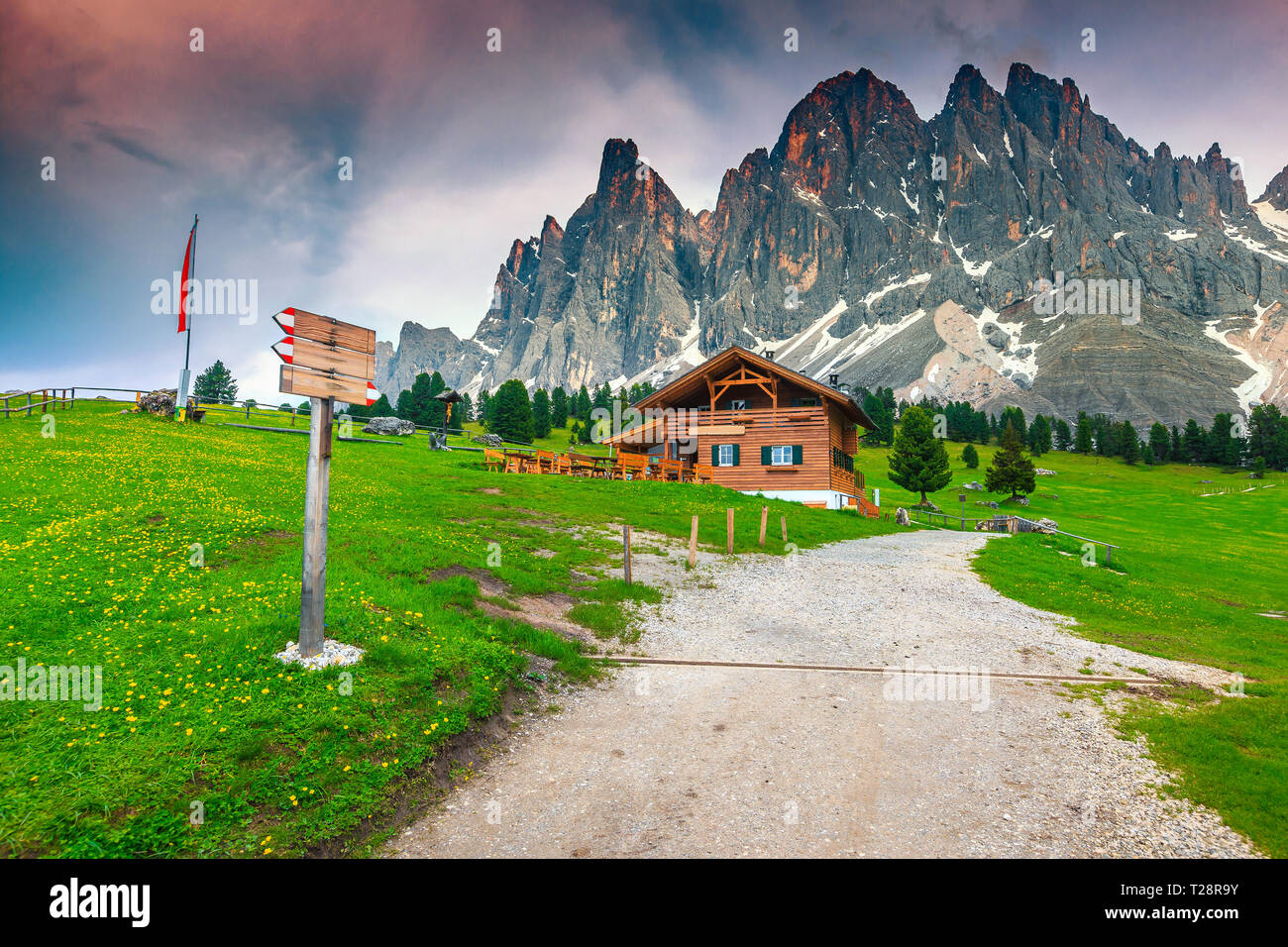 Ete Spectaculaire Paysage Alpin Chalet De Montagne Sentier De Randonnee Et En Bois Avec Une Grande Pancarte Touristique Montagnes En Arriere Plan Odle Geisler Pe Photo Stock Alamy