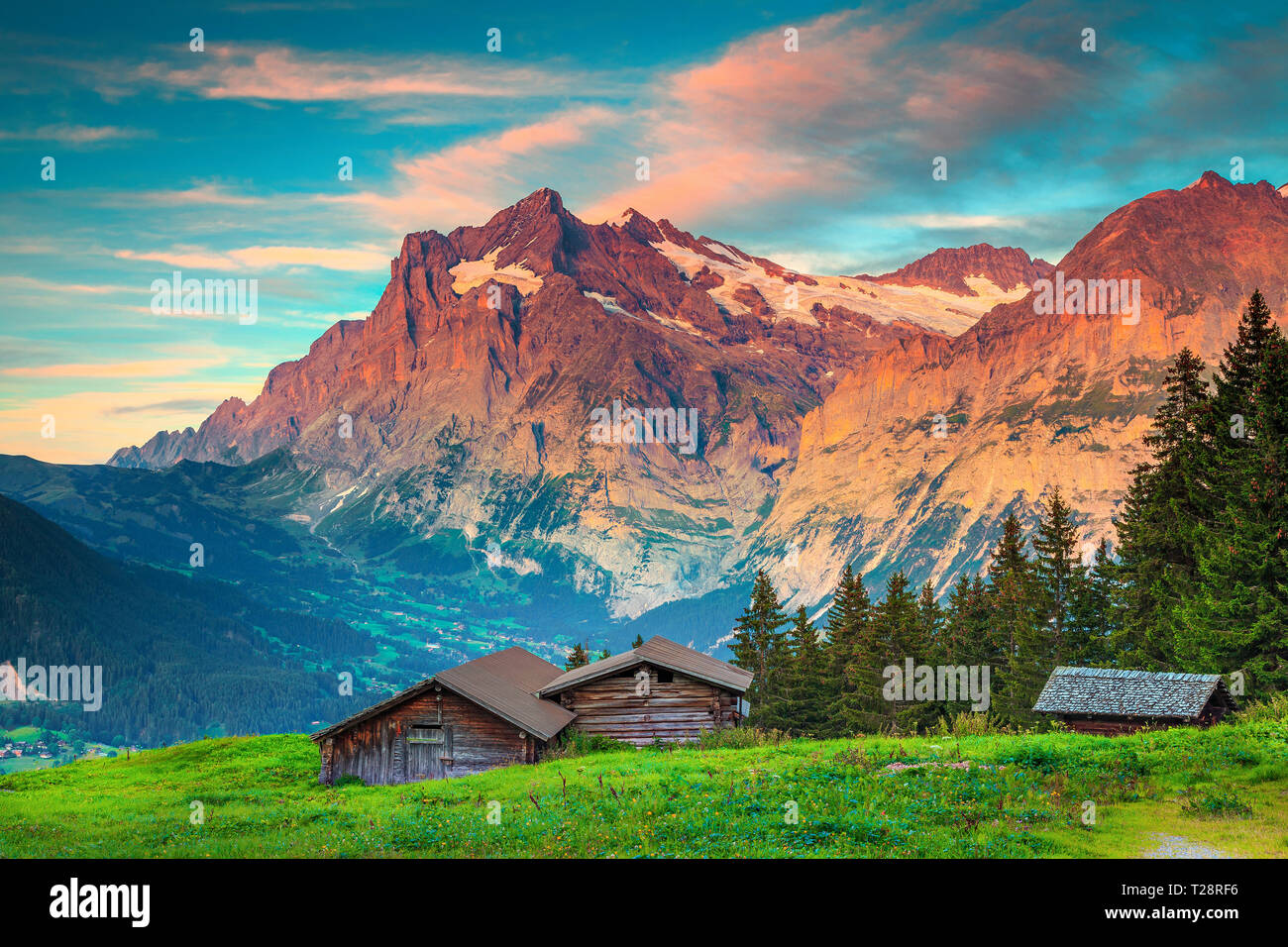 La randonnée fantastique et de déplacement, rural alpin suisse place avec maisons en bois et de hautes montagnes en arrière-plan, Grindelwald, Oberland Bernois, SWI Banque D'Images