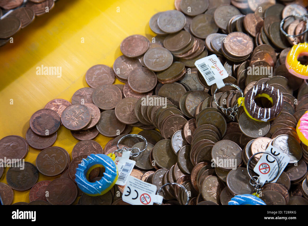 Penny falls machine en station de divertissement arcade, Margate. Banque D'Images