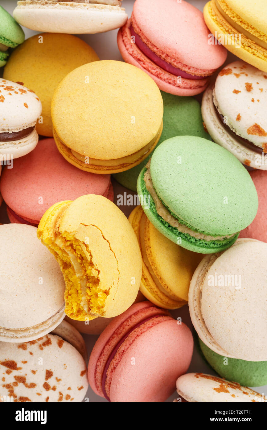 Colorful macarons français arrière-plan. Des couleurs pastel. Vue d'en haut Banque D'Images
