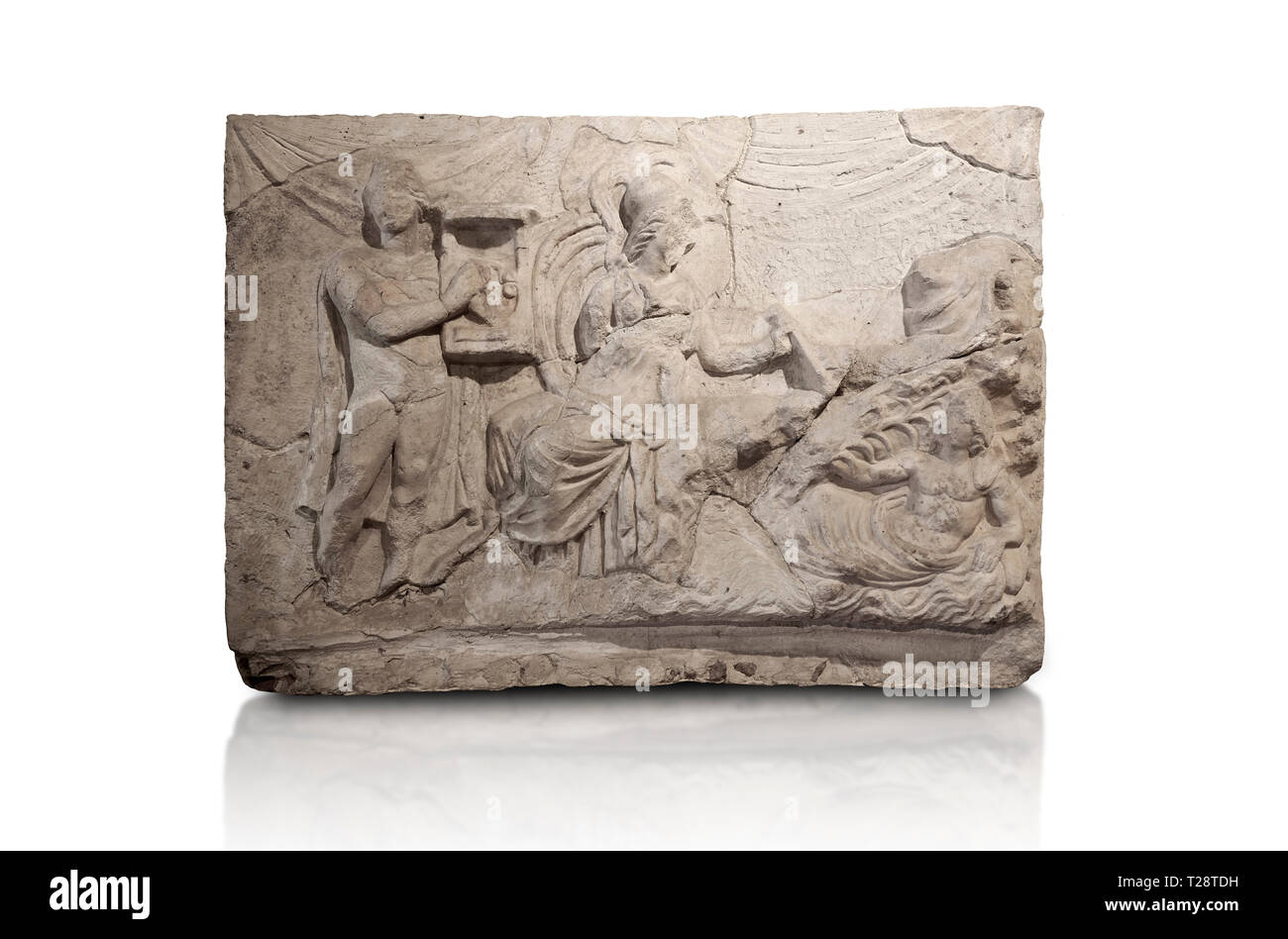 Sculpture relief romain du mythe de Marsyas. 2ème ANNONCE de siècle, romaine Hierapolis Theatre.. Musée Archéologique de Hierapolis, la Turquie. Contre un blanc retour Banque D'Images