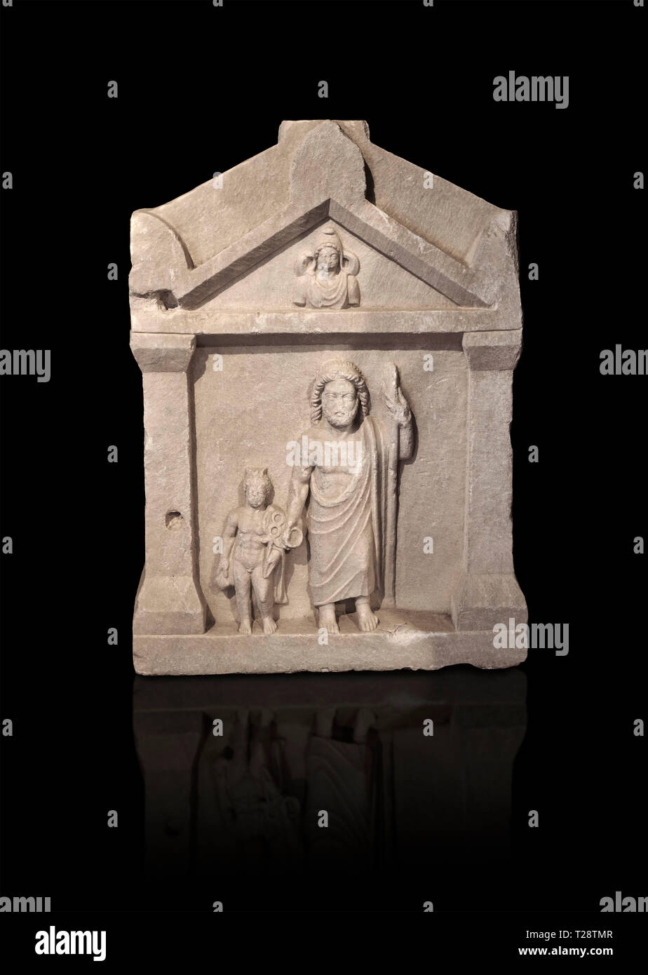 Allégement romain stèle funèbre de Hierapolis Necropolis du Nord. Musée Archéologique de Hierapolis, la Turquie . Contre un fond noir Banque D'Images