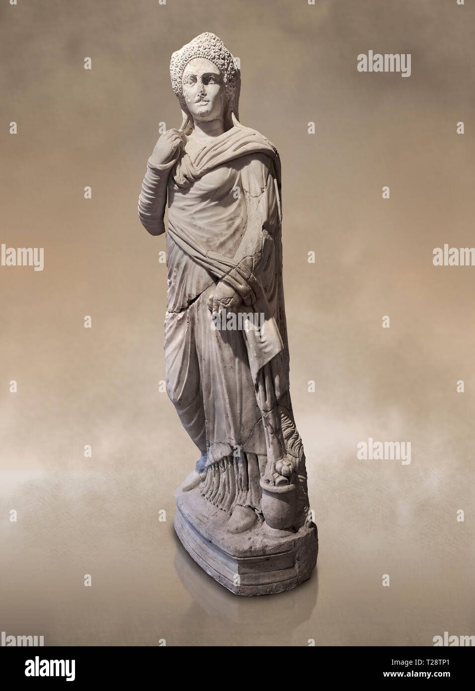 Statue romaine de Demiougous, 2ème ANNONCE de siècle de Hierapolis. Musée Archéologique de Hierapolis, la Turquie. Contre un art fond Banque D'Images