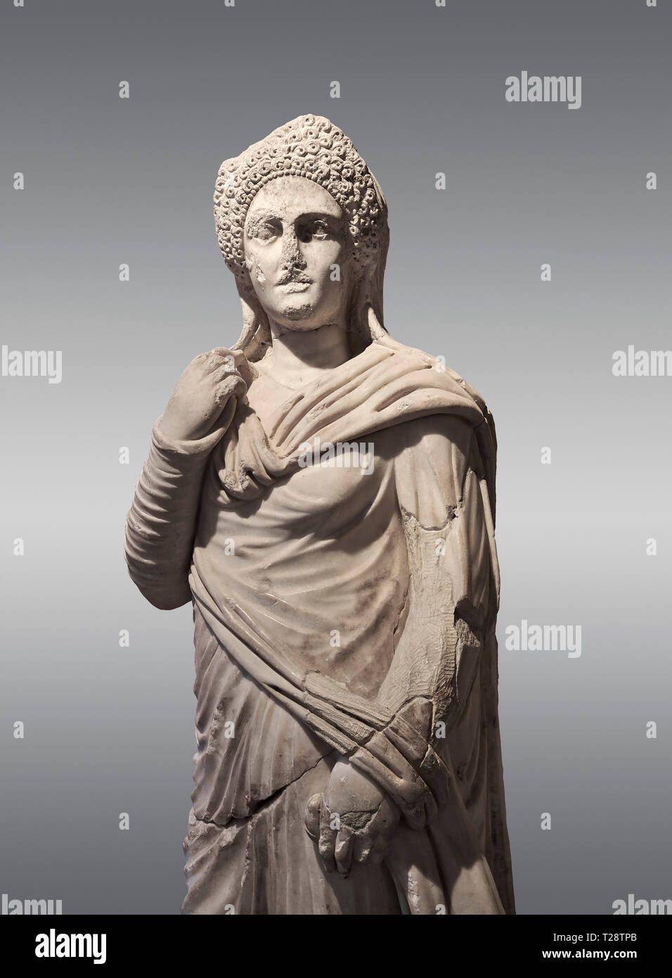 Statue romaine de Demiougous, 2ème ANNONCE de siècle de Hierapolis. Musée Archéologique de Hierapolis, la Turquie. Sur un arrière-plan gris Banque D'Images