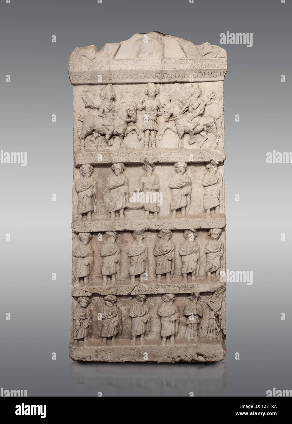 Stèle funéraire sculpture relief romain. Fin de la période romaine. Musée Archéologique de Hierapolis, la Turquie. Sur un arrière-plan gris Banque D'Images