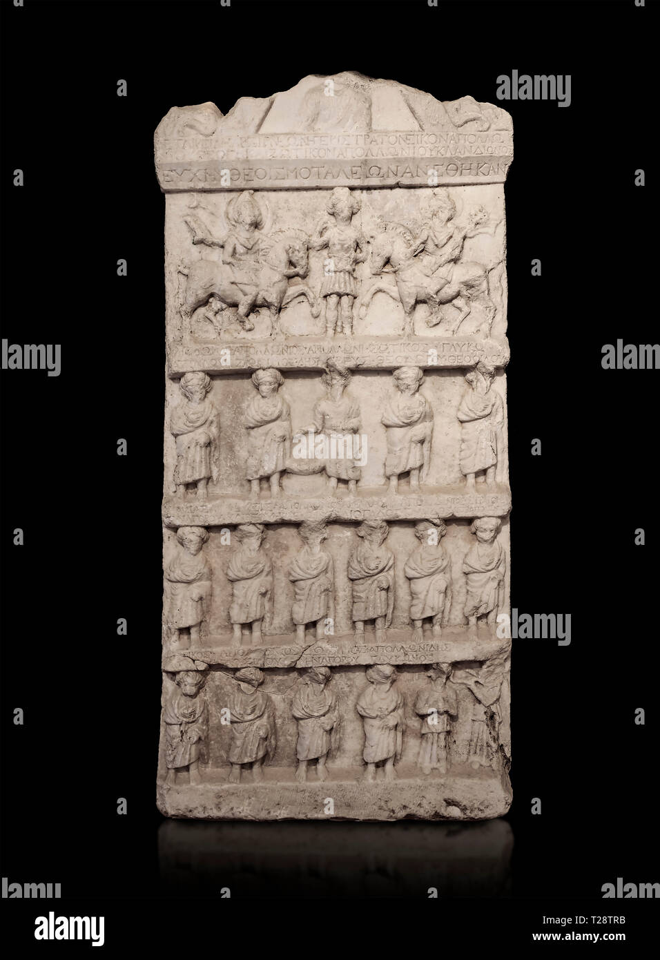 Stèle funéraire sculpture relief romain. Fin de la période romaine. Musée Archéologique de Hierapolis, la Turquie . Contre un fond noir Banque D'Images