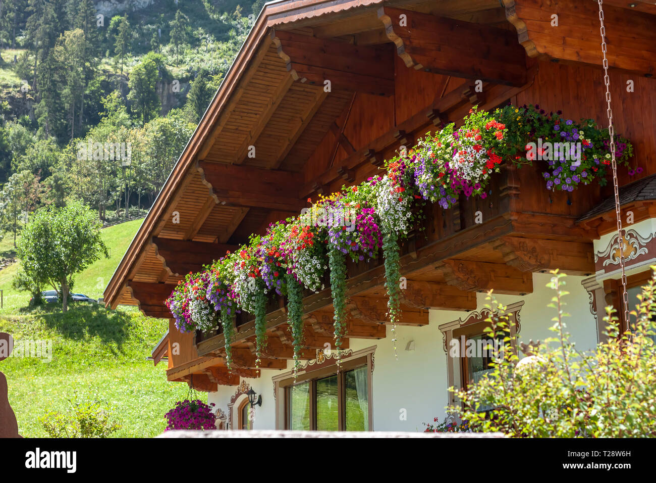 Chalet traditionnel décoré de fleurs l'heure d'été Banque D'Images