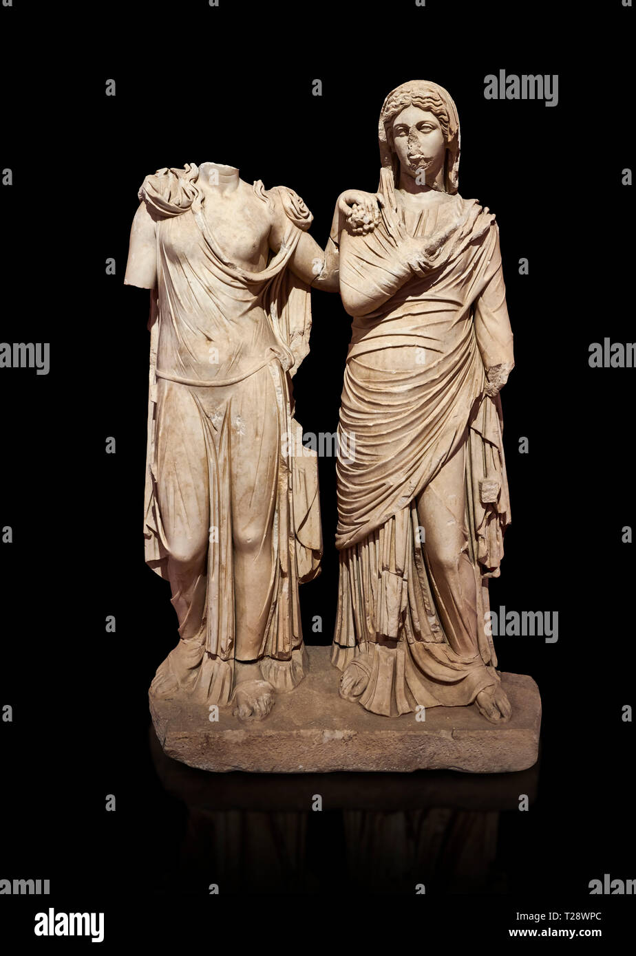 Statue romaine de deux femmes ; Marbre. Perge. 2ème ANNONCE de siècle. 3271 Inv. Musée Archéologique d'Antalya, Turquie. Sur un fond noir. Banque D'Images