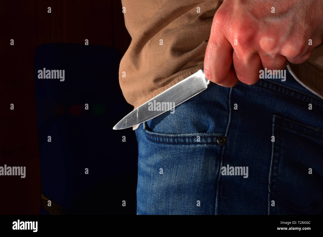 La criminalité couteau - homme tenant un couteau pointu Banque D'Images