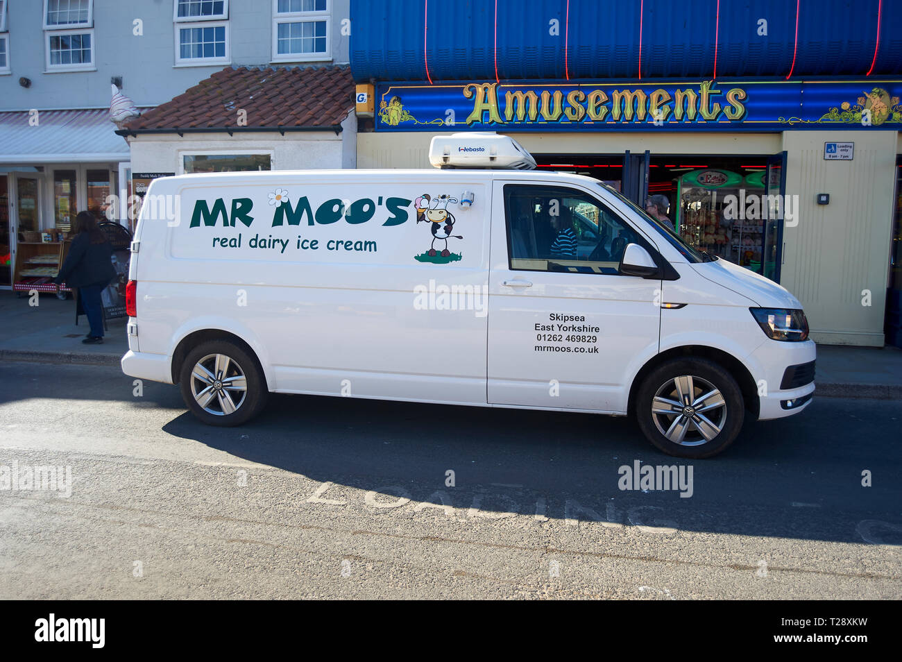 Monsieur Moo's Ice cream van offrant une glace à crean shop à Whitby, North Yorkshire, UK, FR. Banque D'Images