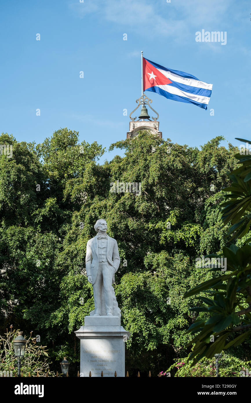 Statue de Carlos Manuel de Cespedes et drapeau cubain Banque D'Images